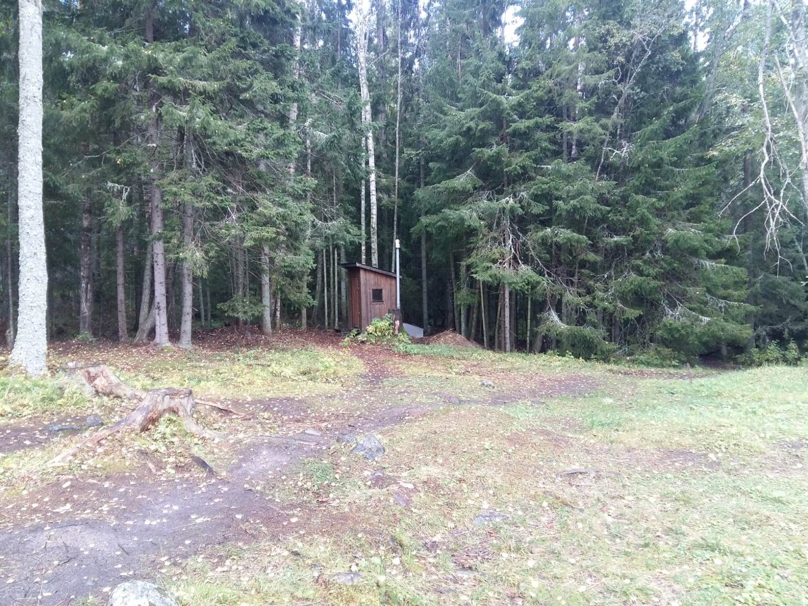 84707c38-5248-47f3-84a1-511e3b824aaf Klohäuschen im nirgendwo