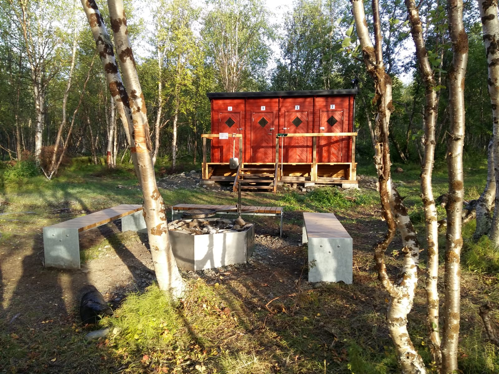 cfbca0c5-90f8-42c4-b6cd-d2f253d06cdb Klohäuschen in der Natur