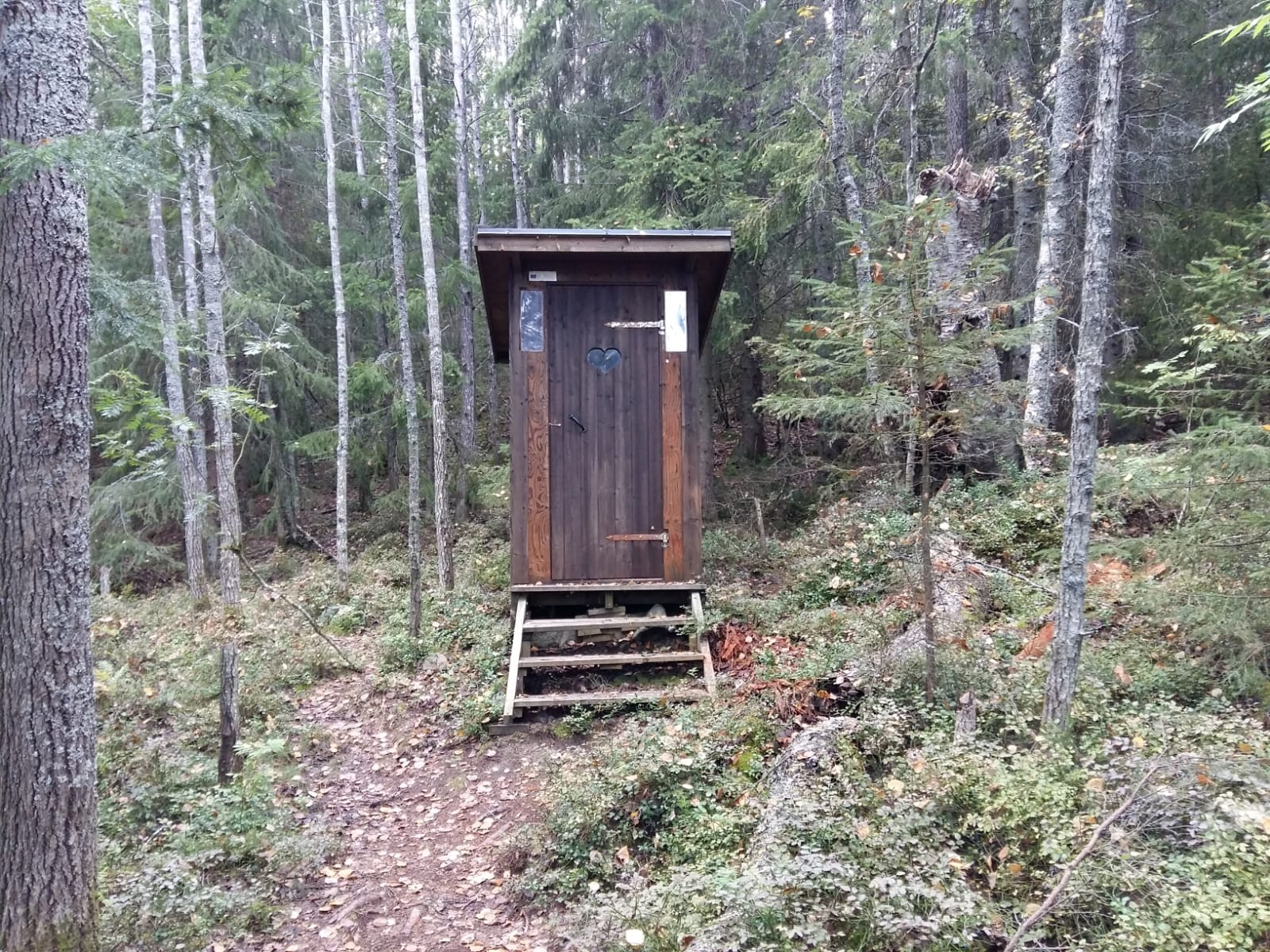 ff143187-5b9a-4470-b7c0-78031de10621 Klohäuschen in der Natur