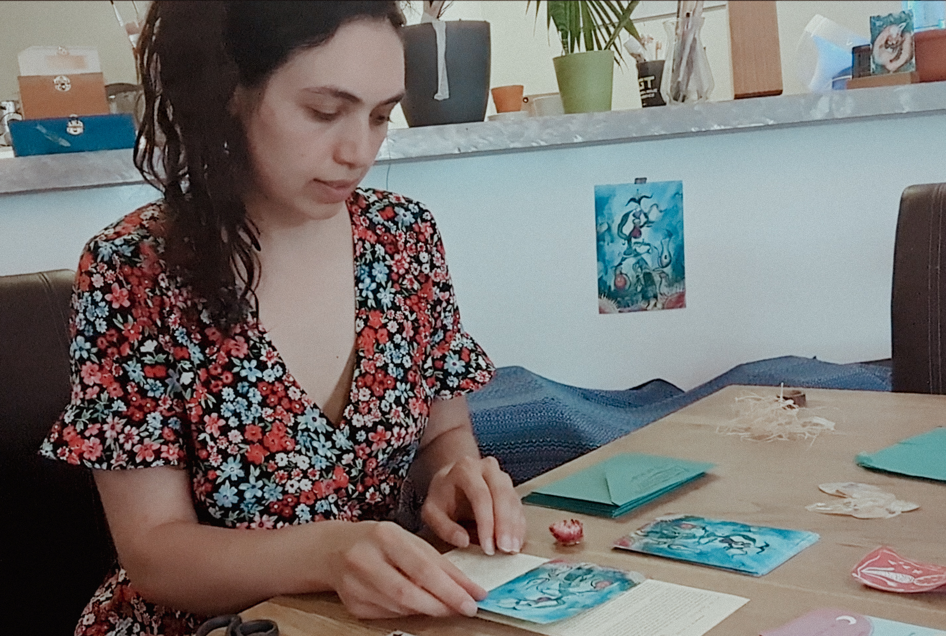Scharle Gill beim Verpacken der Post